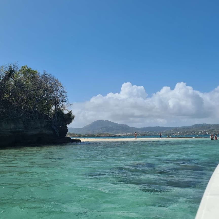 La côte et un îlet vus depuis le bateau