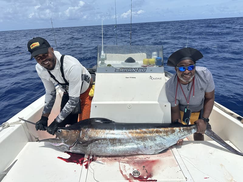 Ismaël et un passager avec un marlin pêché au large de la Martinique