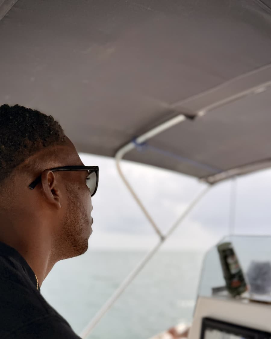 Ismaël, capitaine de Rum N'Fishing, à la barre de son bateau