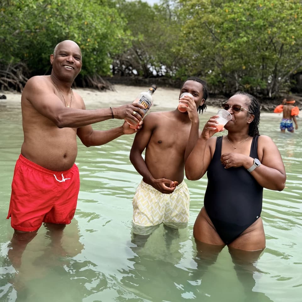 Passagers debout dans l’eau des fonds blancs, verre à la main